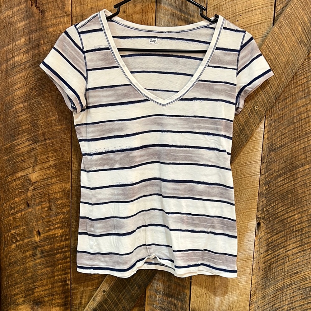 Gap V neck shirt sleeve T shirt size small